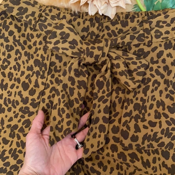 PRICE FIRM! NEW! Leopard Print Bow Tie Waist Shorts - Picture 3 of 4